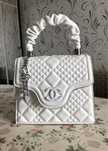 Белая сумка CHANEL