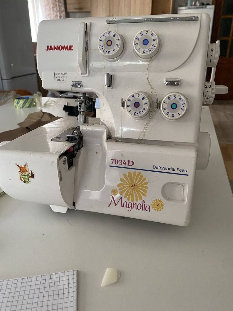 Продам оверлок janome