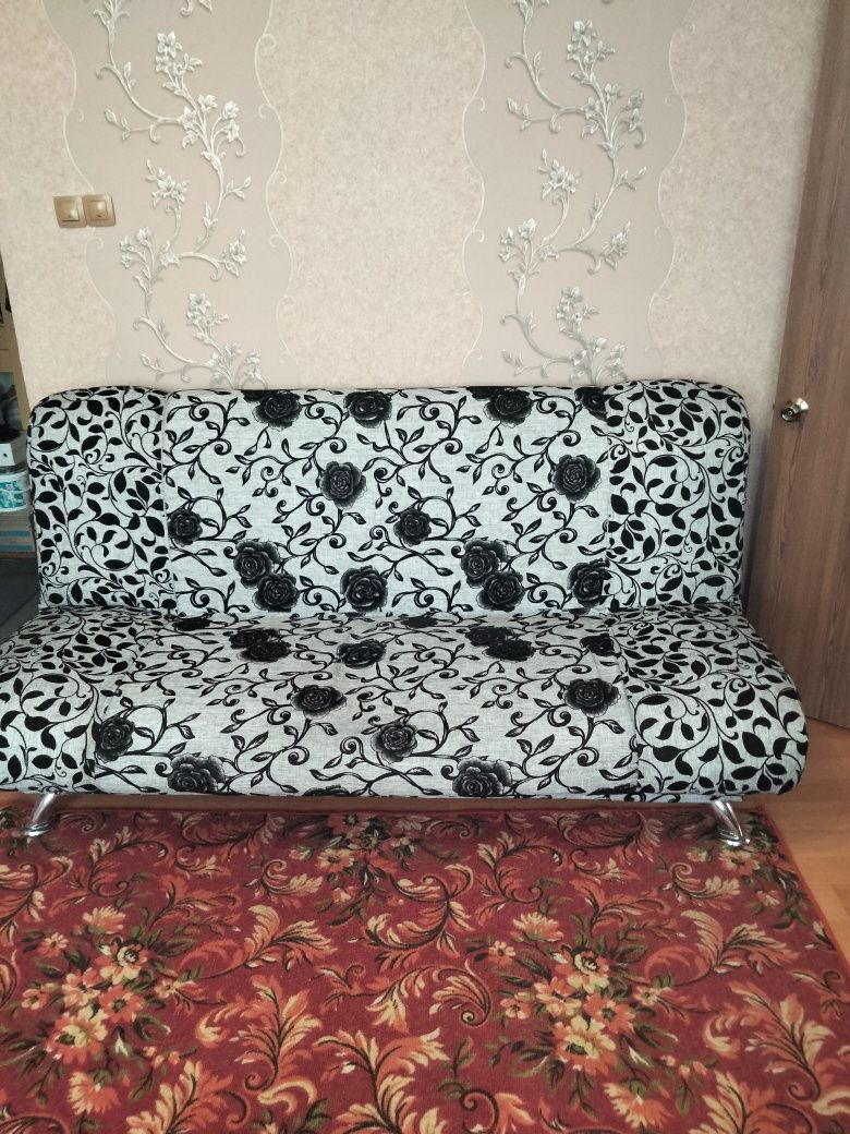 Продам диван  б/у чистый