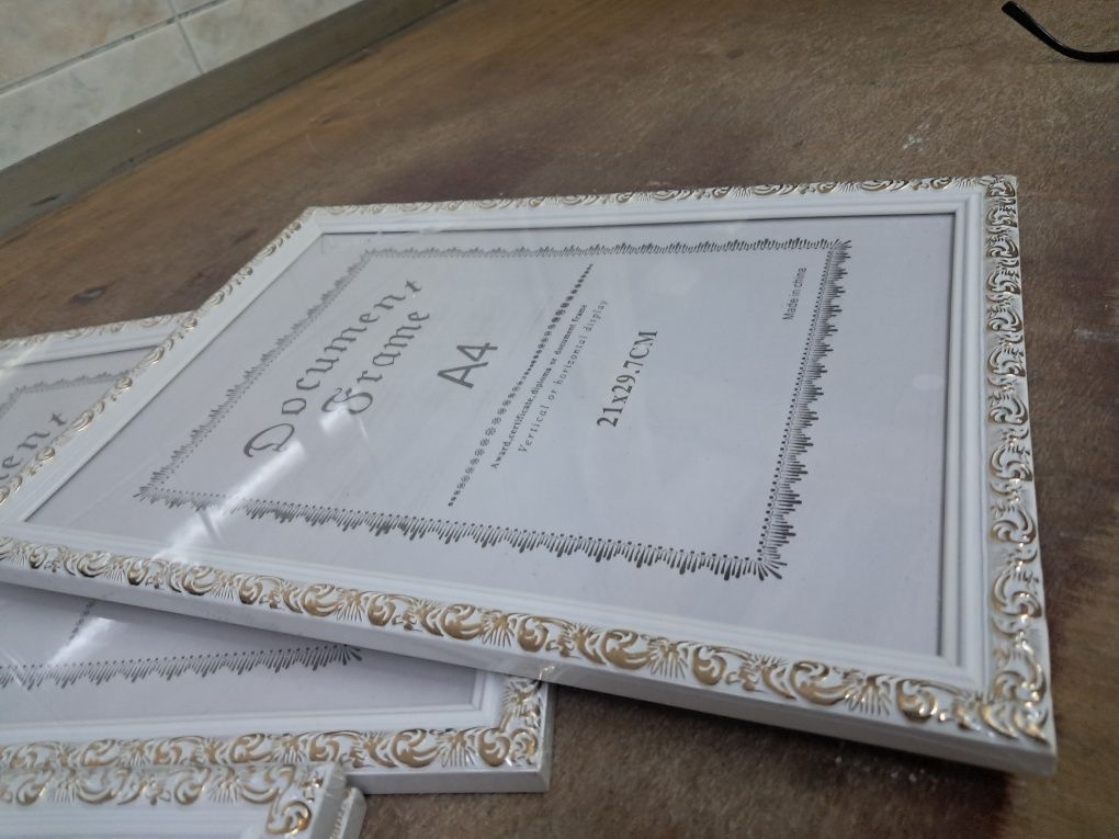 Продам рамки А4, новые 4 шт .