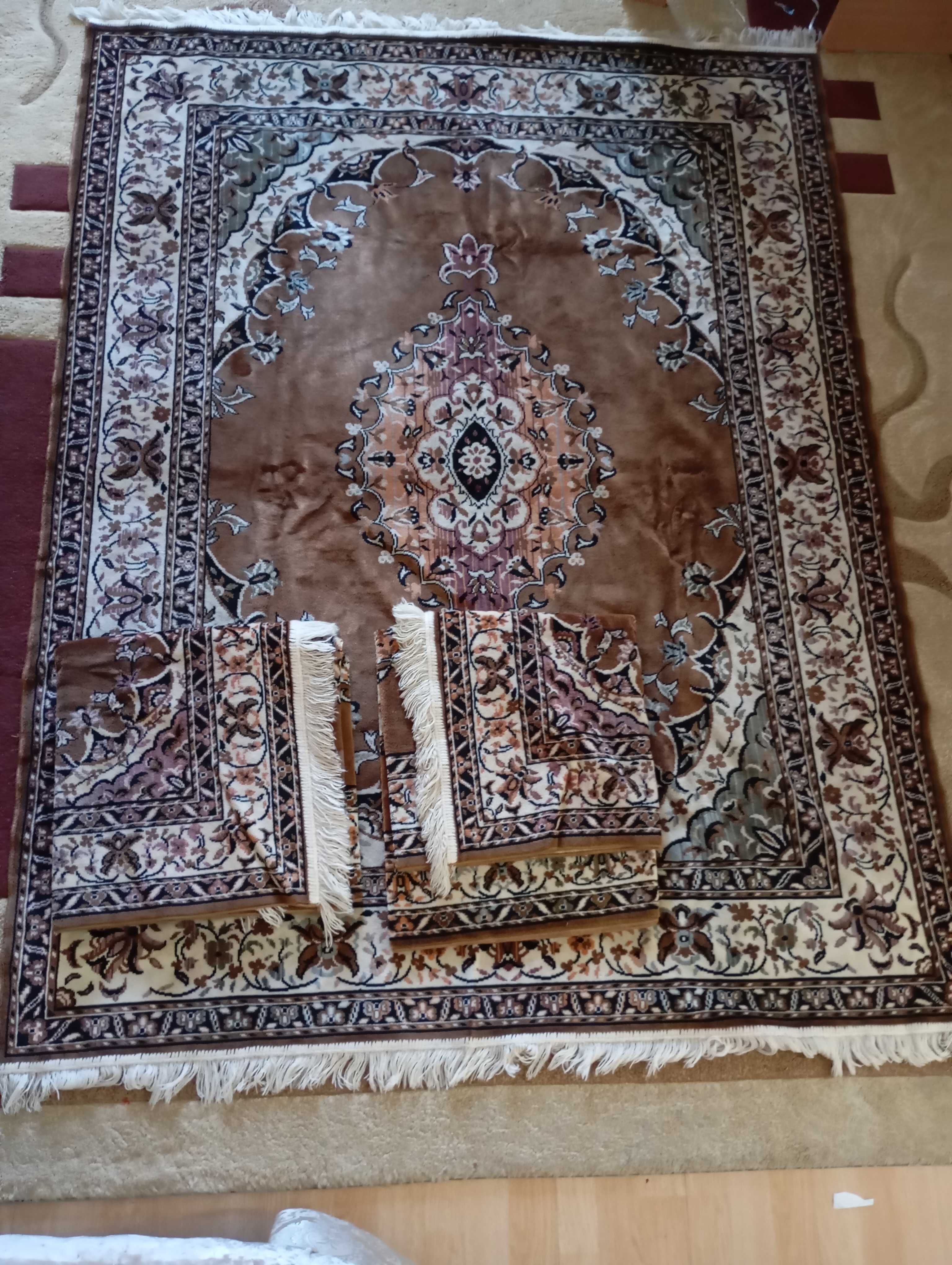 Продам дивандек и накидки на кресла.