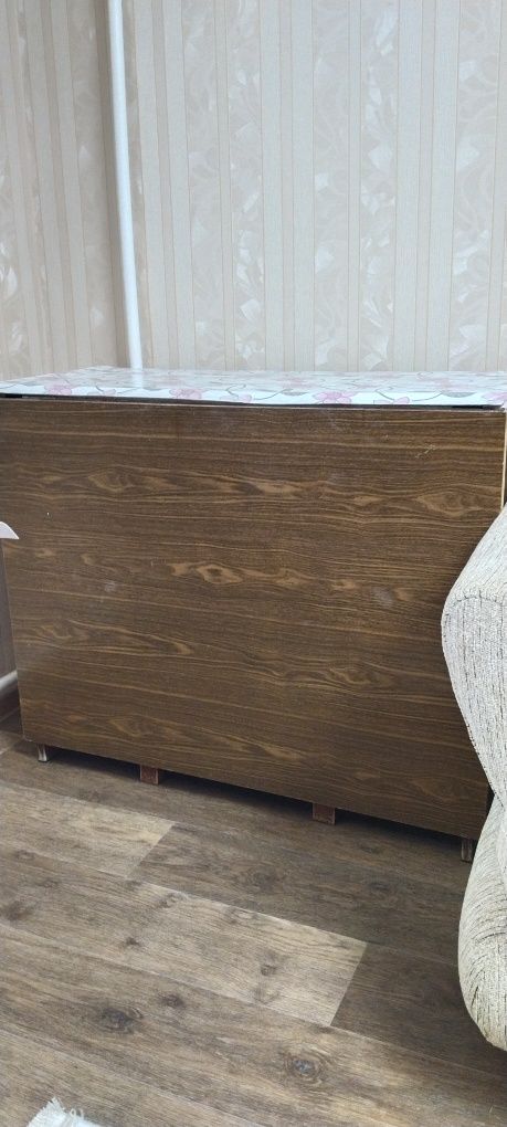 Продам стол книжку