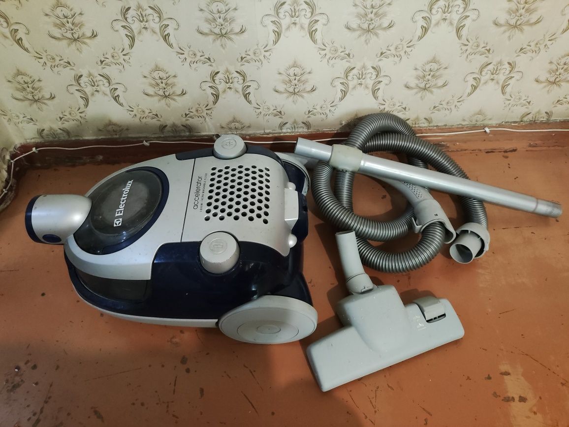 Пылесос Electrolux и Vitek