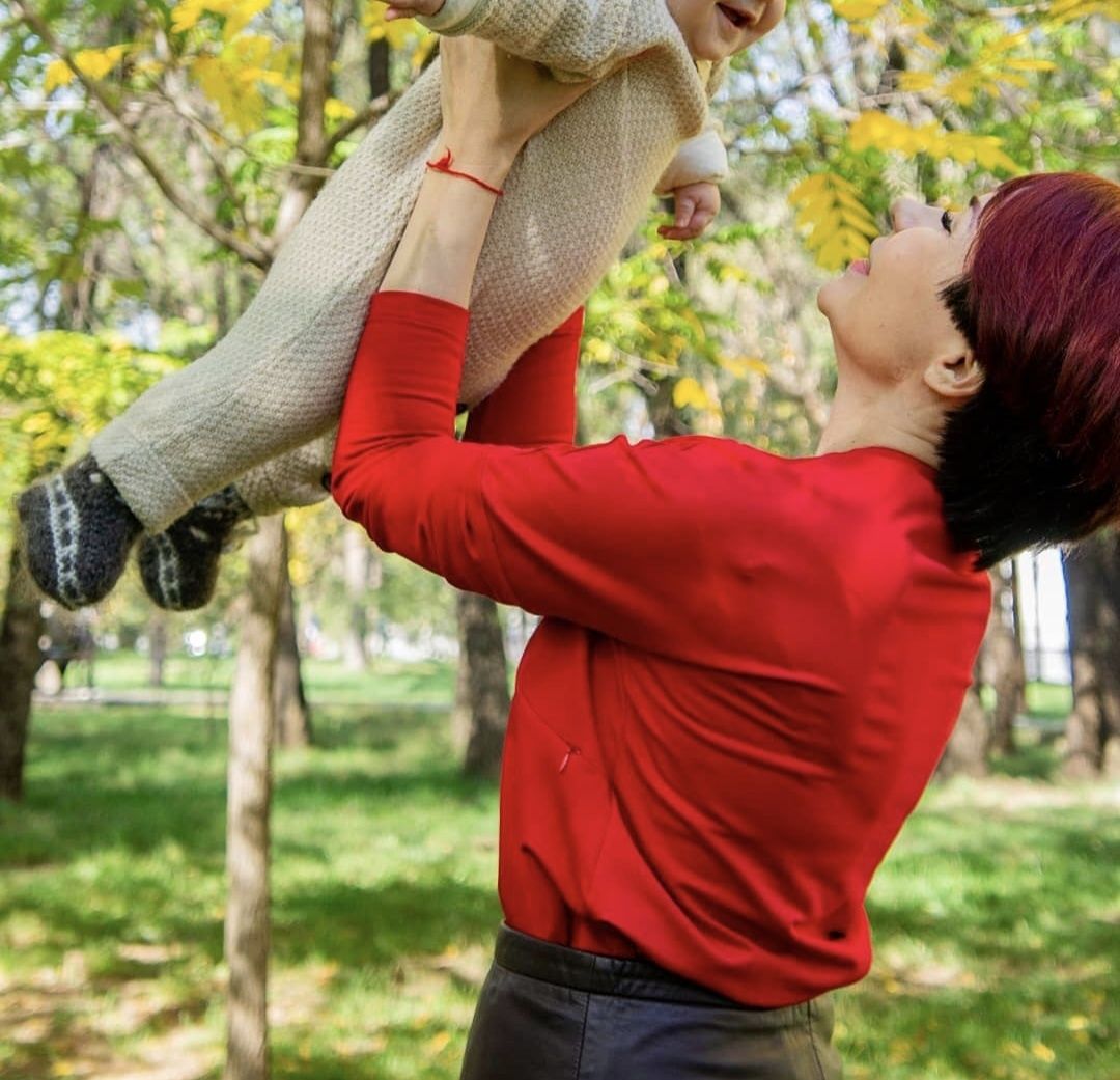 Одежда для кормящих мам: платье, костюм и свитшот