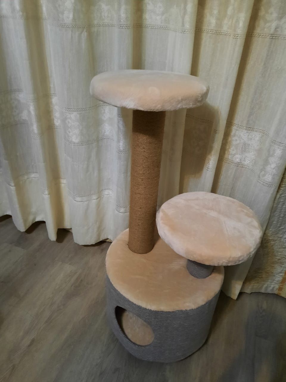 Продаются когтеточки с кошачьими домиками 25к и 45к. 2 размера