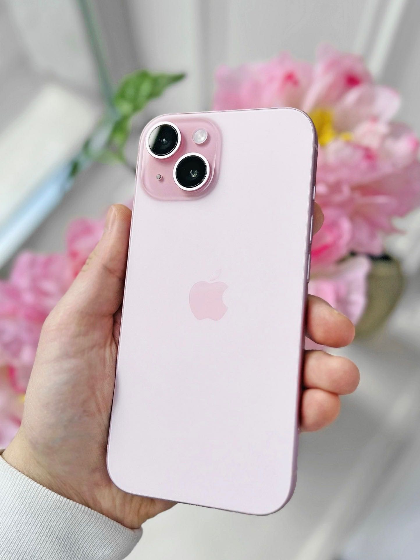 iPhone 15 128GB Розовый + коробка, зарядка, чехол