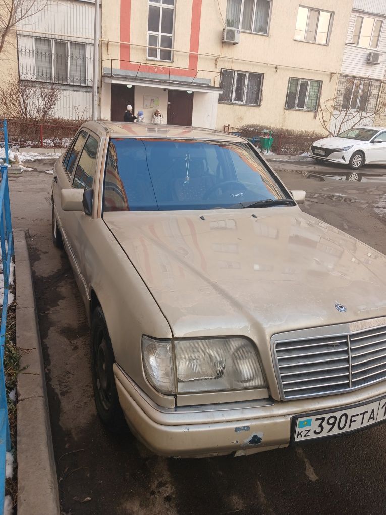 Машина мерседес 124