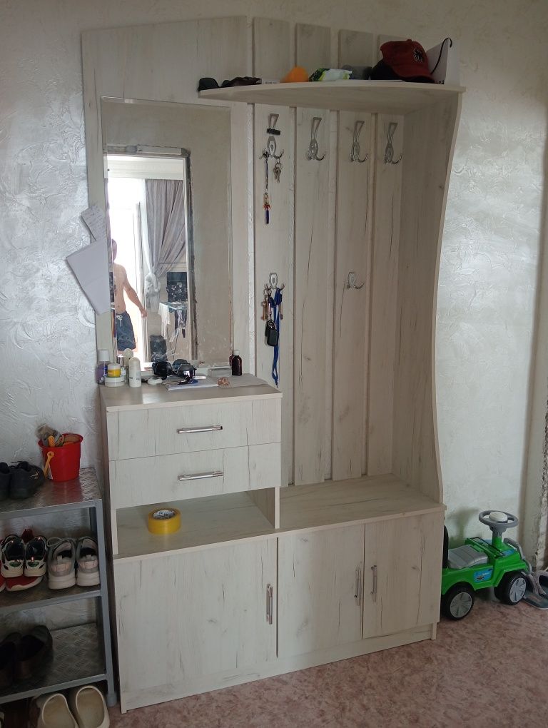 Продам прихожая в хорошем состояние