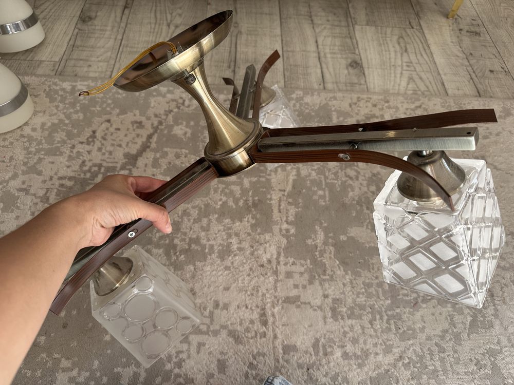Срочно продам люстры