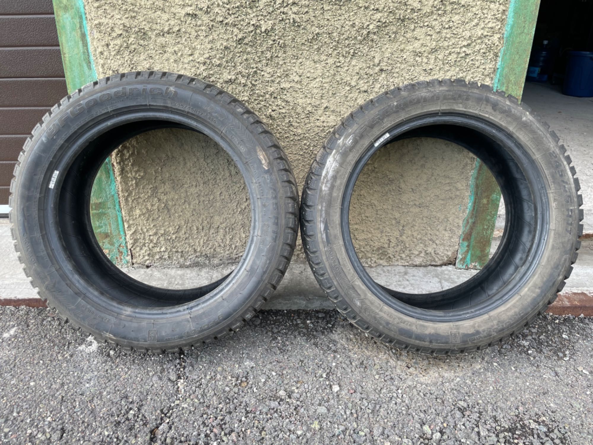 Продам шины комплект разношир