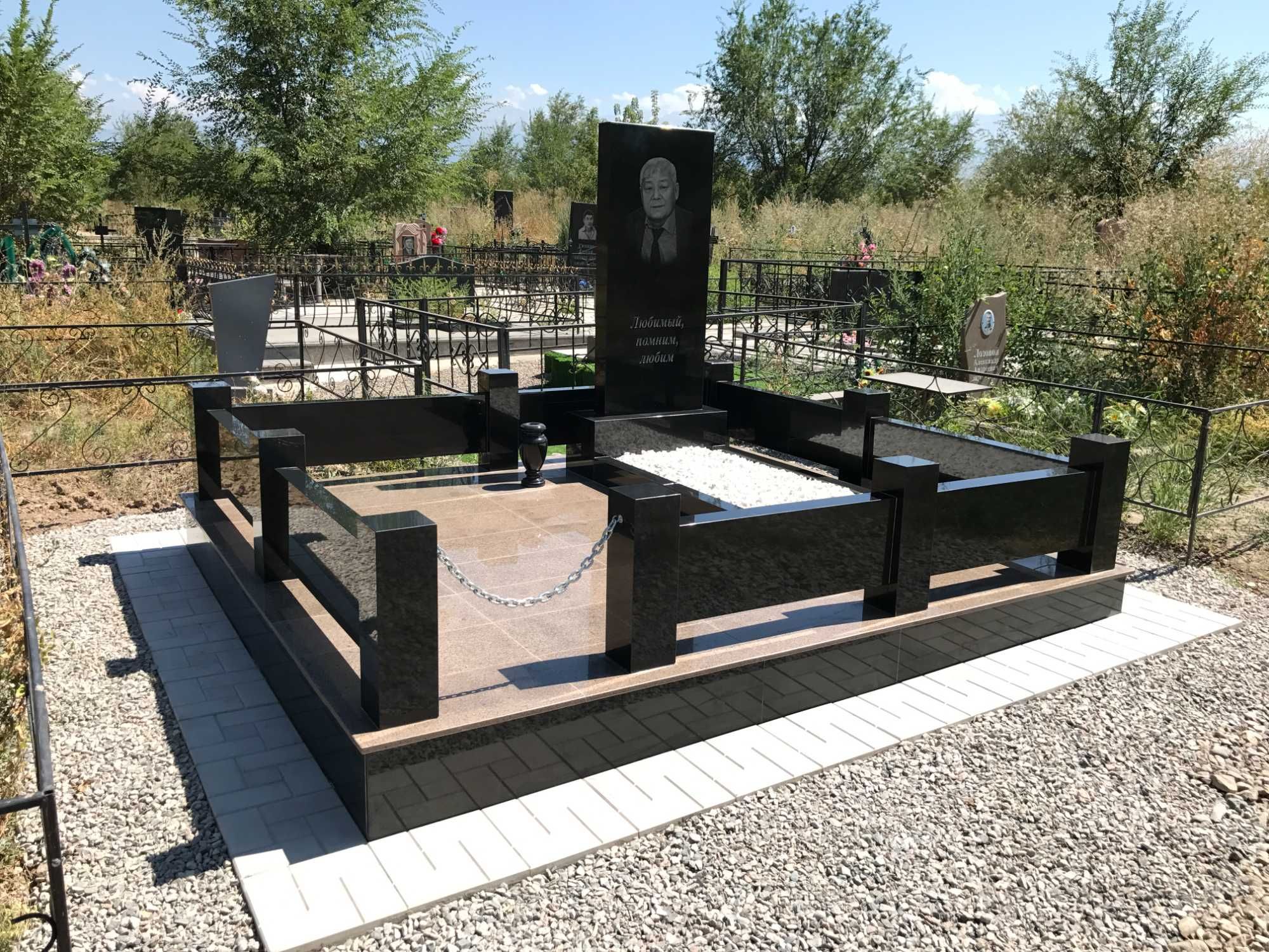 Памятники гранитные, Кованые оградки, Благоустройство могил.