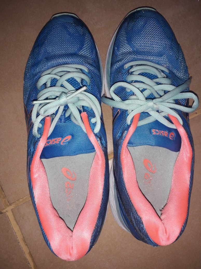 Женские фирменные кроссовки Asics размер 39.5