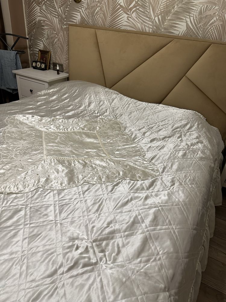 Продам покрывало на кровать (Турция)