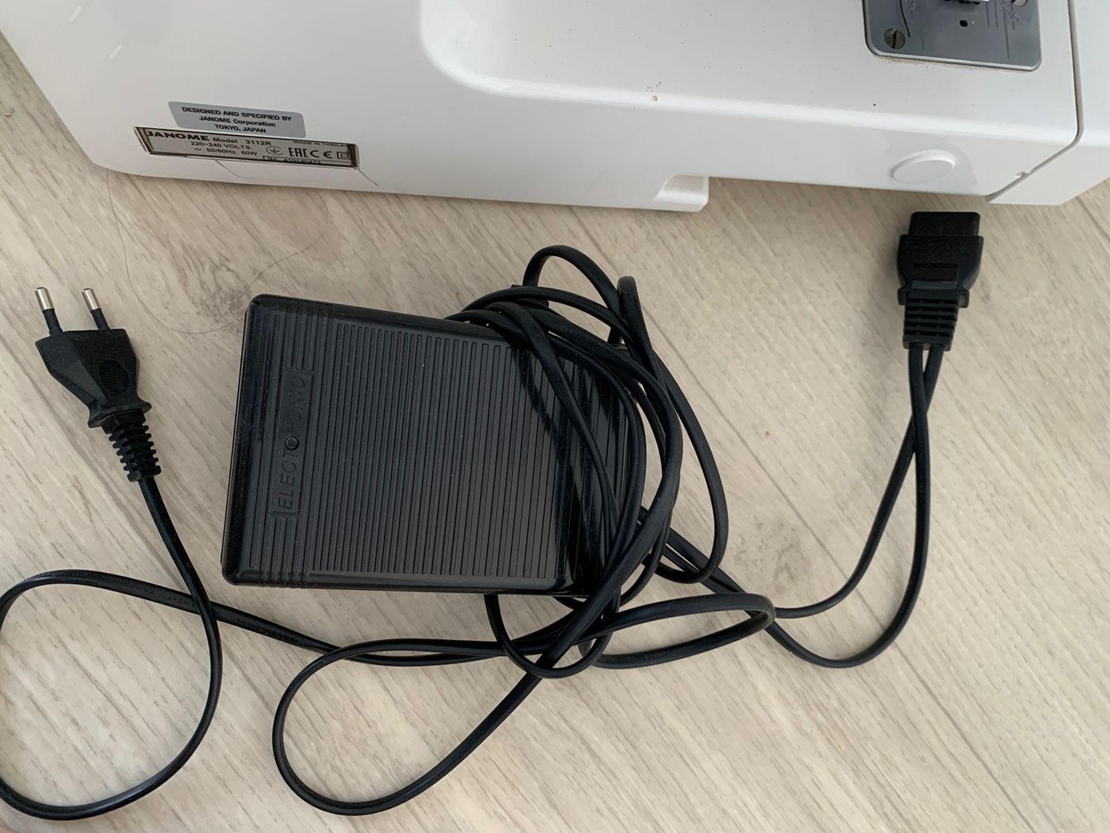 Продам электронную машинку Janome
