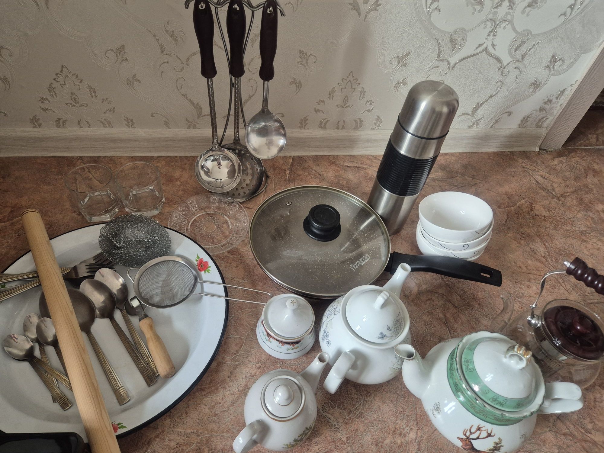 Продам Посуду - чайники, сковородка, , табак, ложки и.др