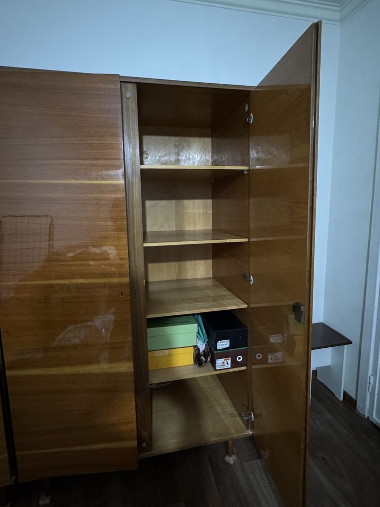 Продам 2 одиноковых  шкафа