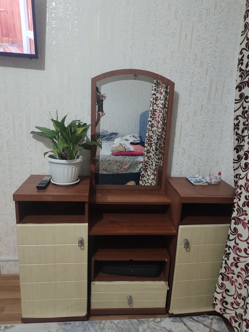 Продам  гарнитуру(шкаф , туалетный столик, две тумбы.