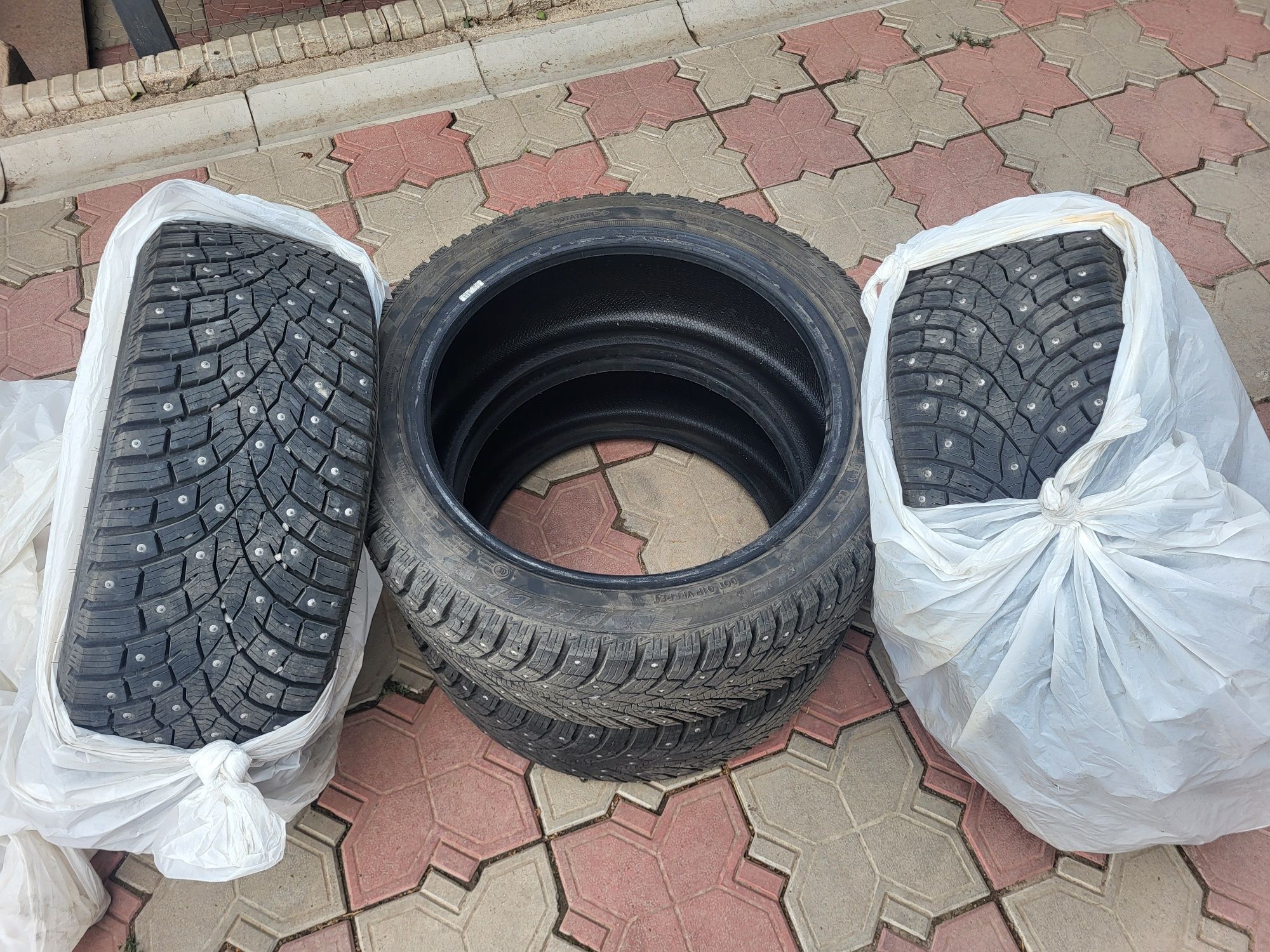 Шины с шипами почти новые