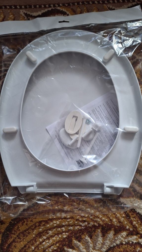 Продам 2 крышки,б/у и новую,для унитаза