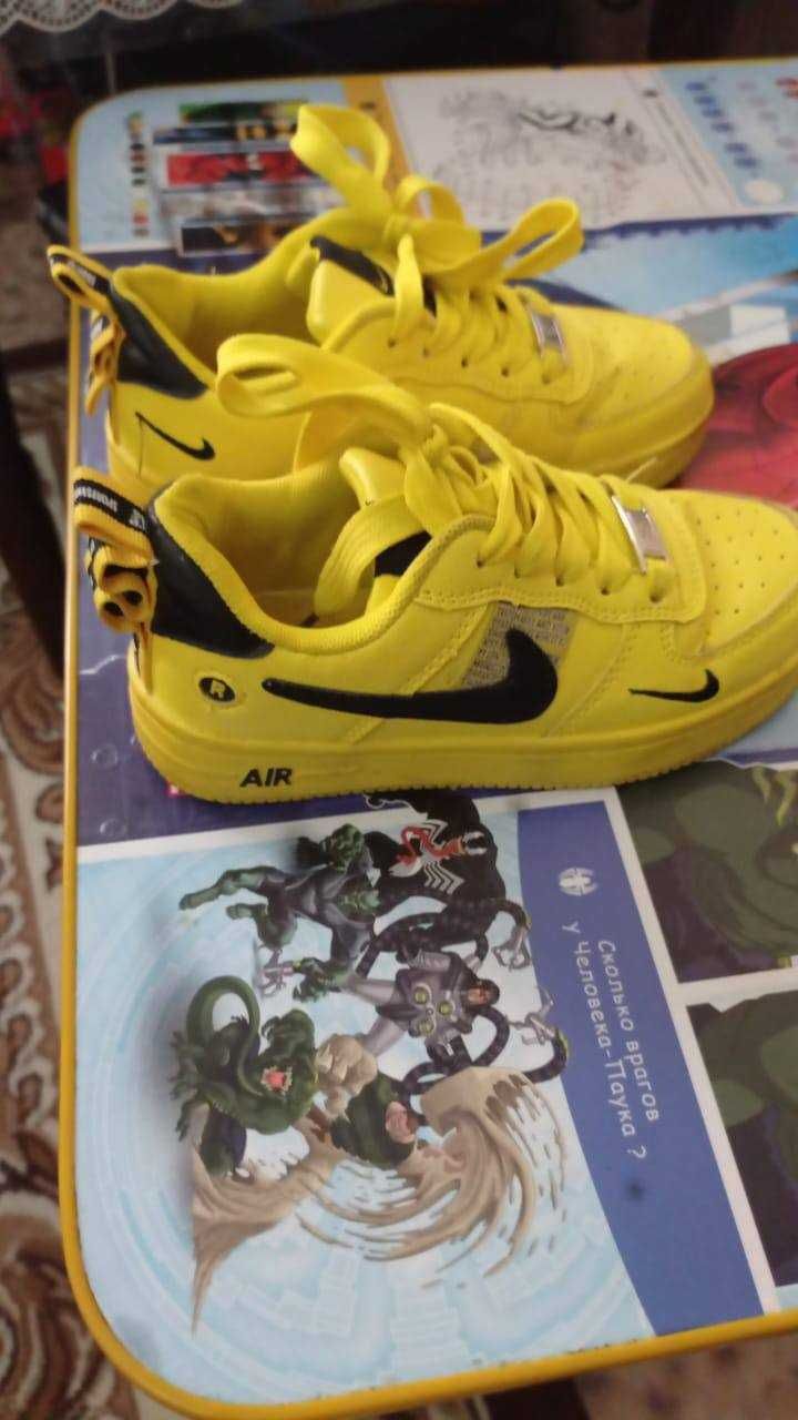 Продам детские кроссовки