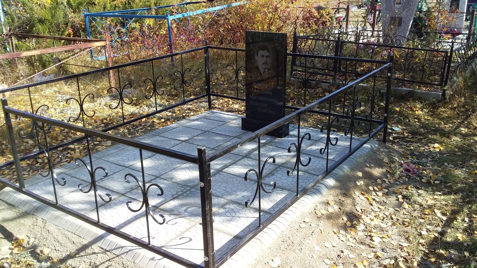 Благоустройство захоронений.