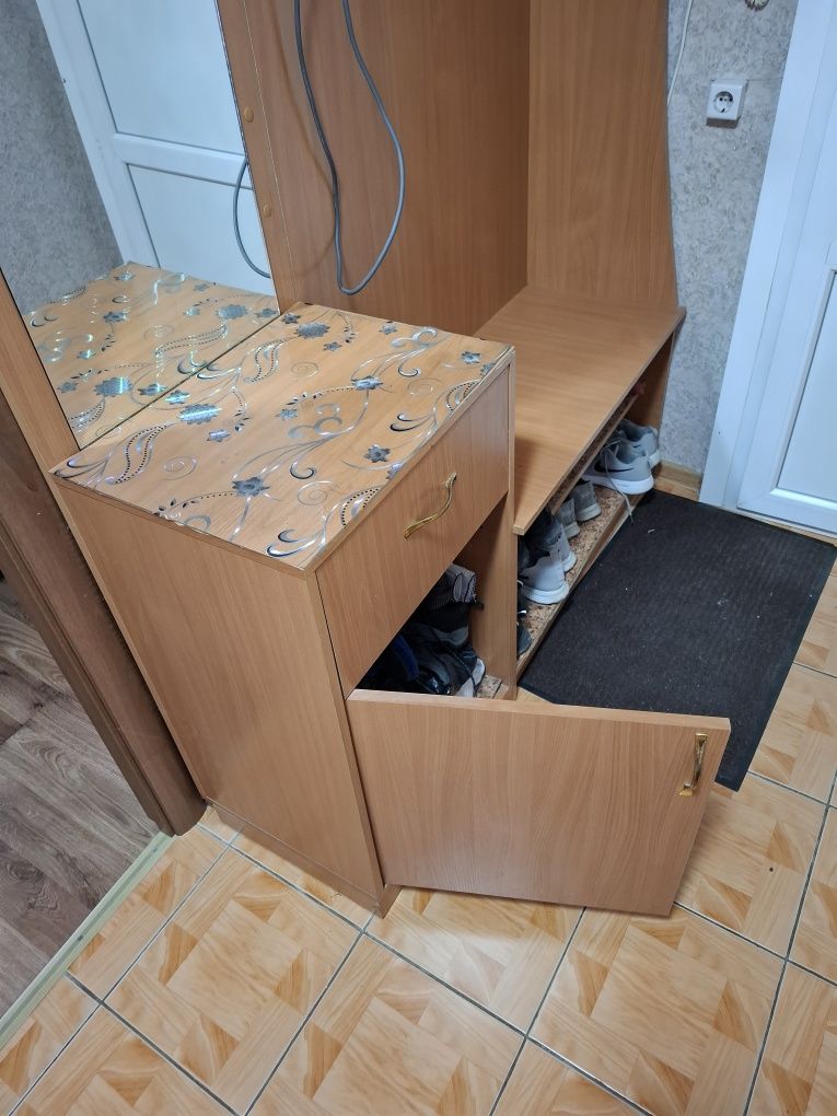 Продам прихожую б/у в хорошем состоянии