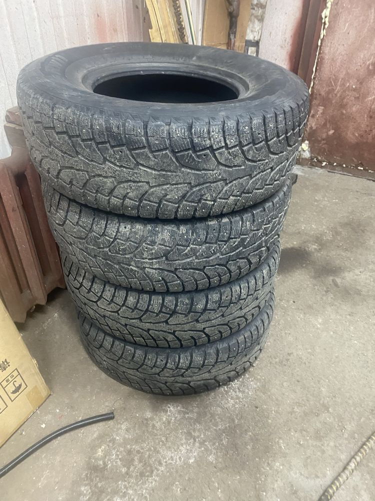 Продам резину на 275/70 R16