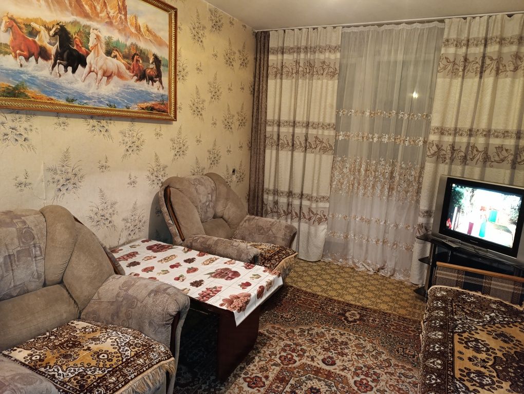 Сдаю посуточно,по часам,на ночь 1 ком.кв. в 7 мкр 19 д.район 39 школы