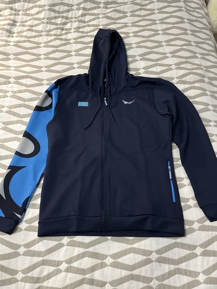 Продам спортивную кофту!