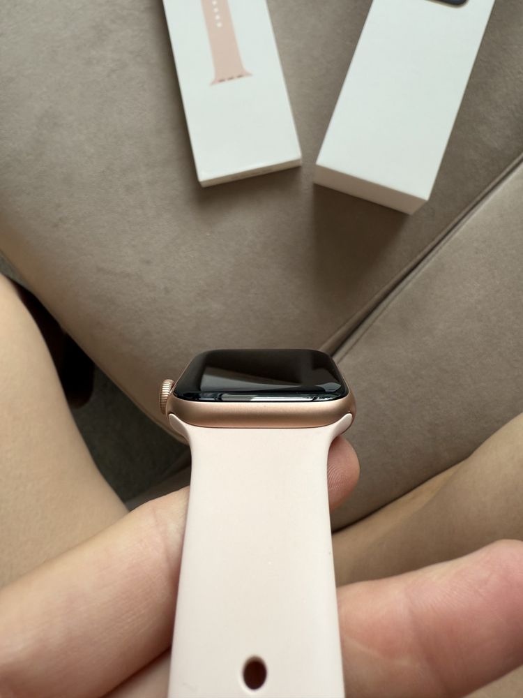 Продам Apple Watch 5 серии в идеальном состоянии