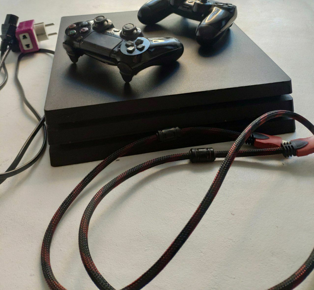 Playstation 4 Pro 1Tb, 2 Джойстика, полный комплект шнуров