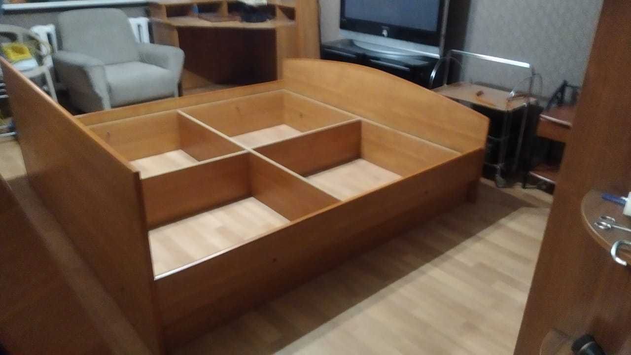 Кровать размера Кинг сайз без матраса.