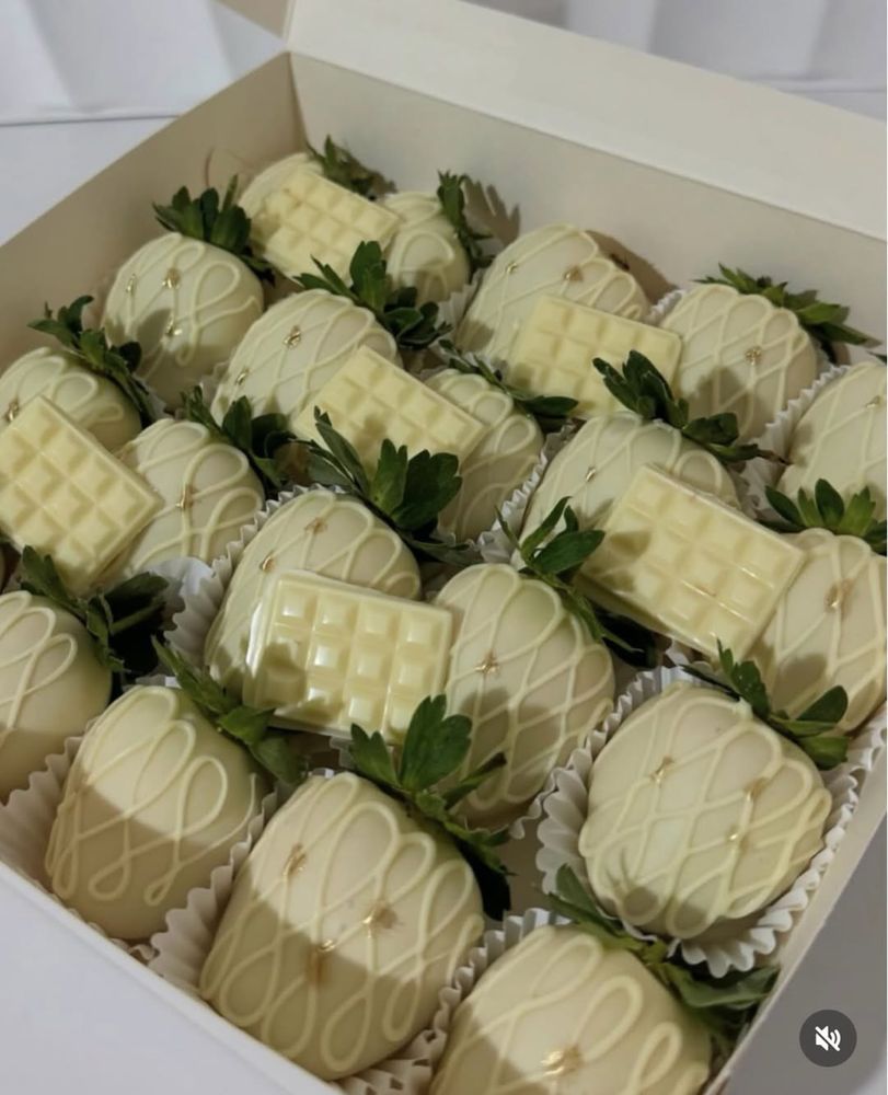 Клубника, бананы, финики в шоколаде