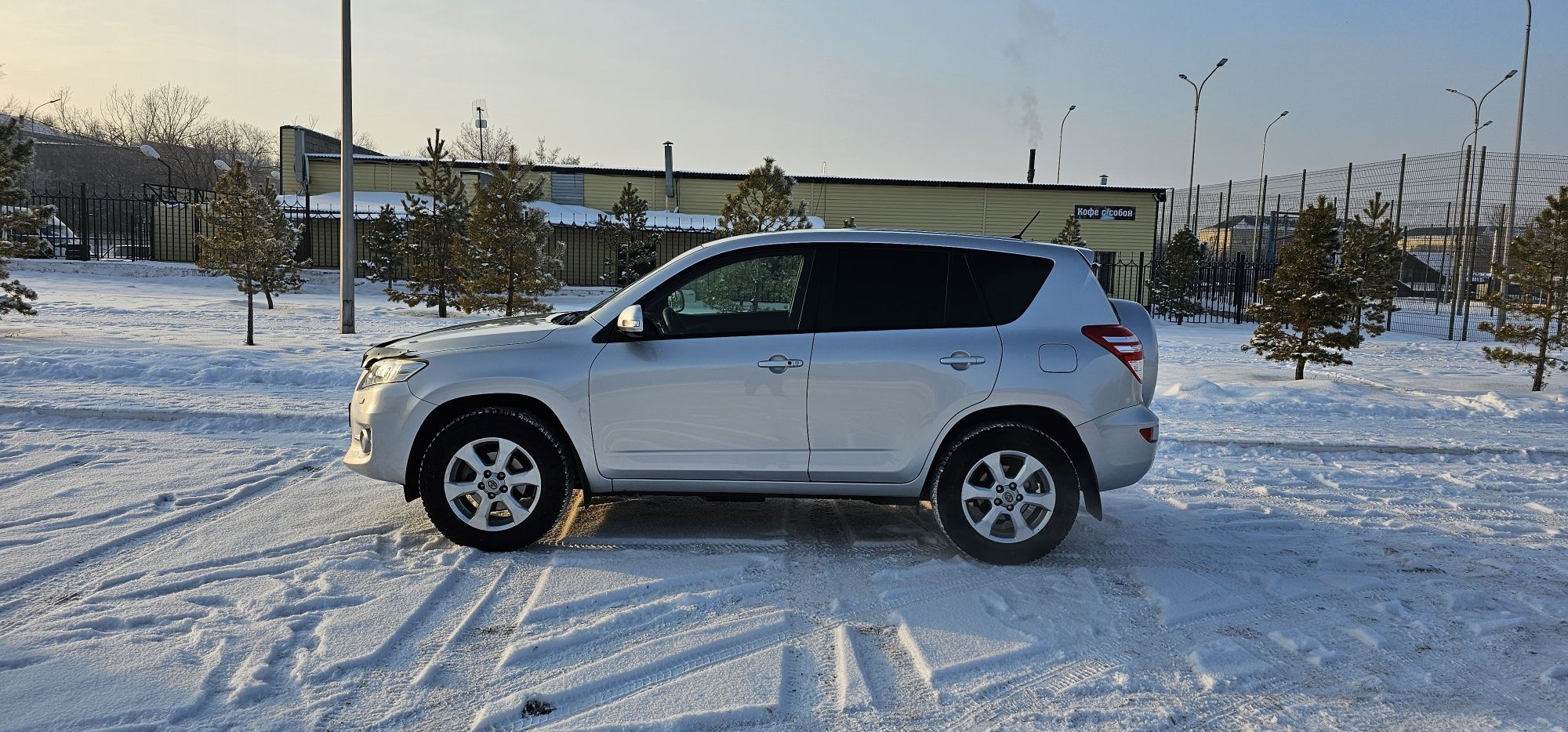 Продам живой Rav 4