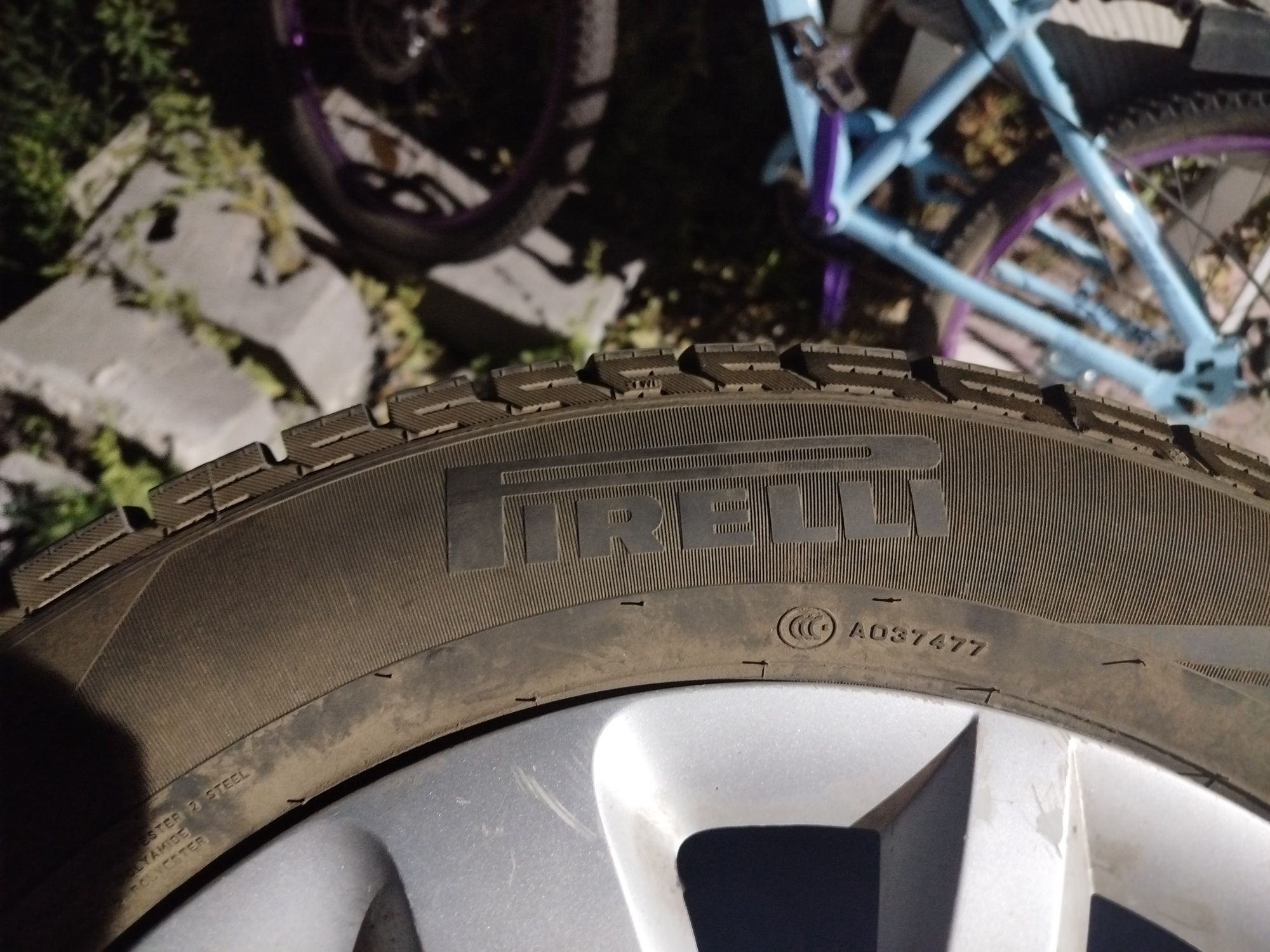 Продам Шины Pirelli в отличном состоянии протекторы 90% зимние липучки