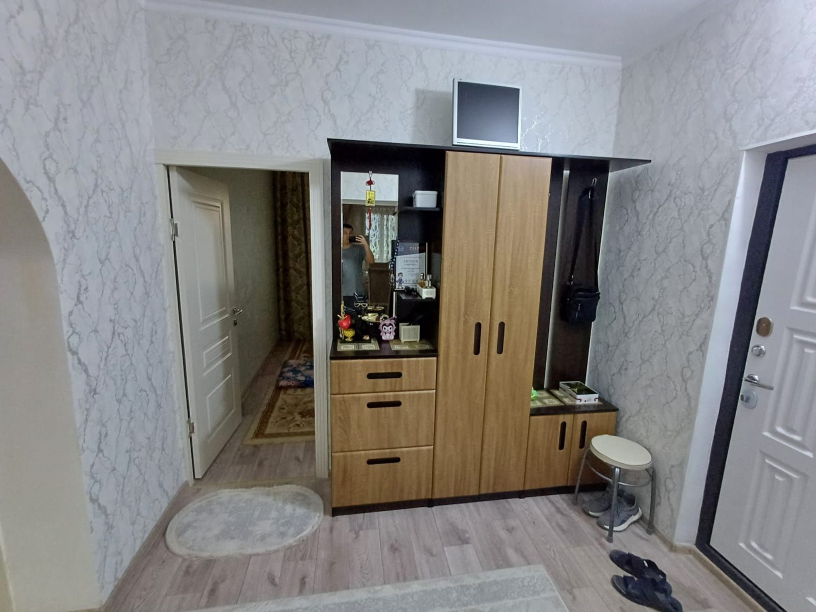 Продается  шифонер  раздвижными дверями  , прихожая,  кухонный г8арнит