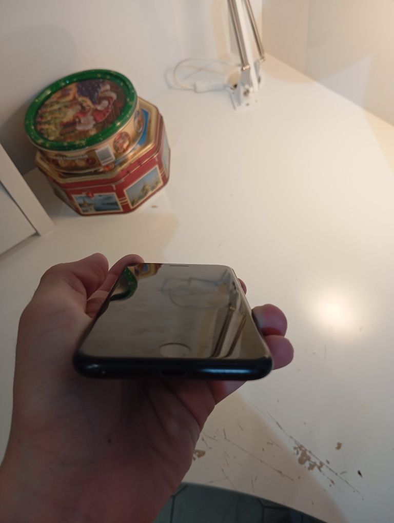 Продам Iphon SE 2020