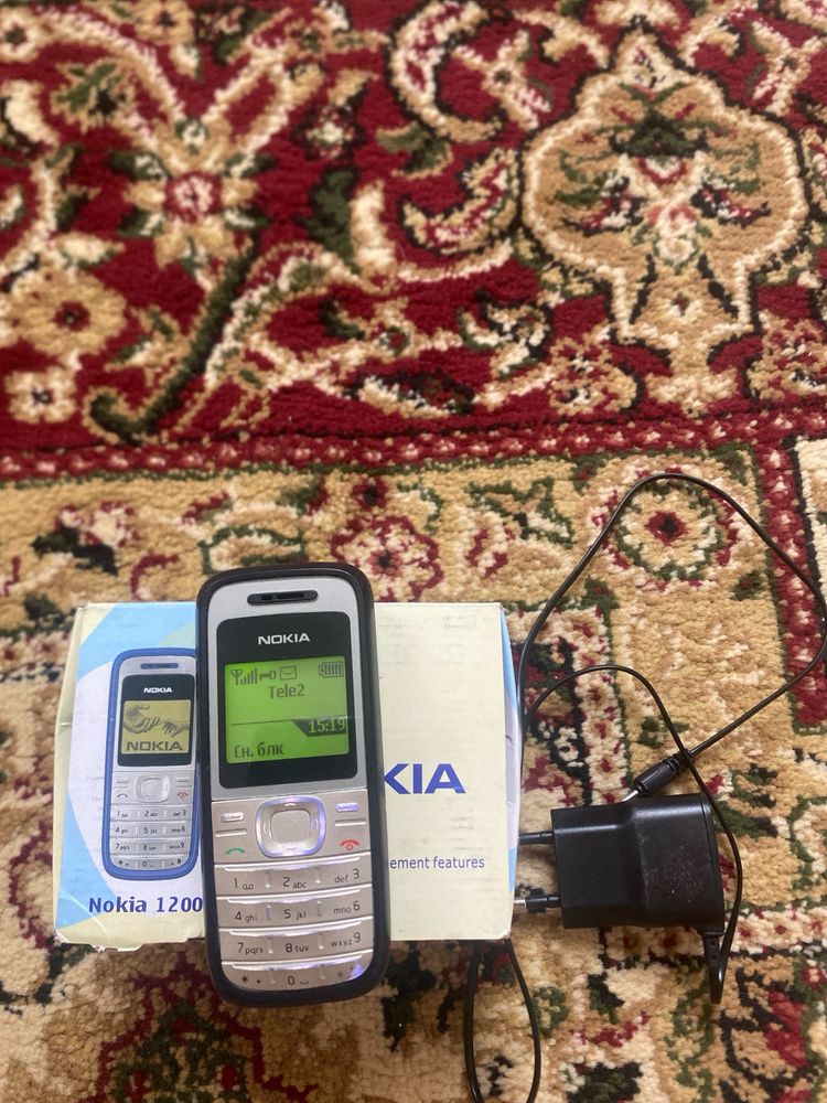 Nokia 1200 с зарядкой