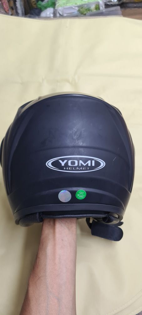 Продам Каска для мотоциклистов и мопедов,кароче универсальные.