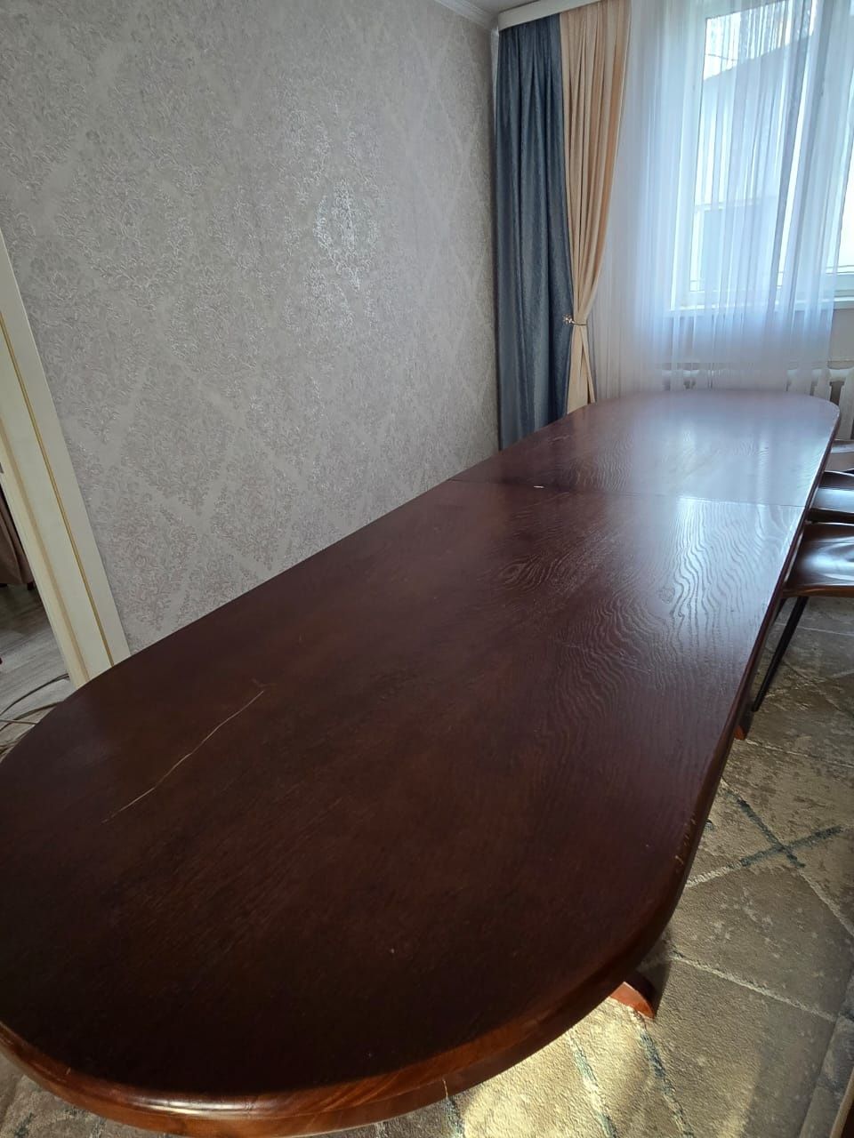 Стол для приема гостей