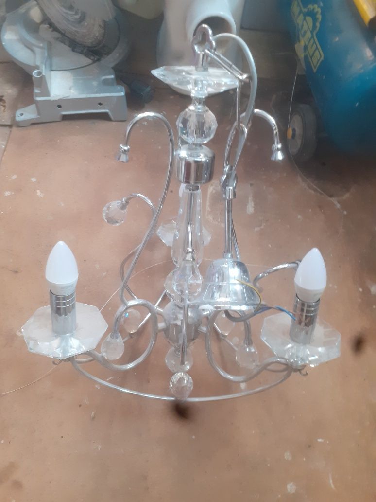 Продам люстры цены разные