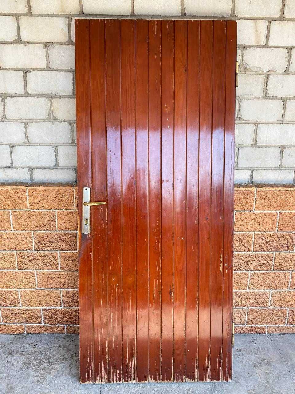 Входная деревянная дверь из сосны