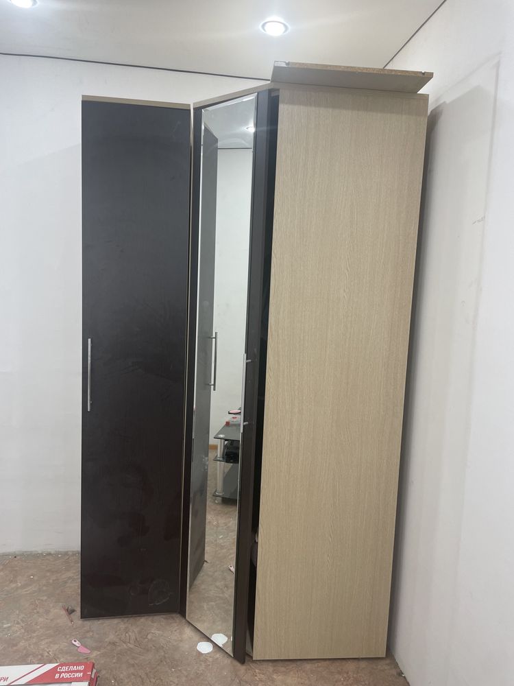 Продаю распашной угловой шкаф