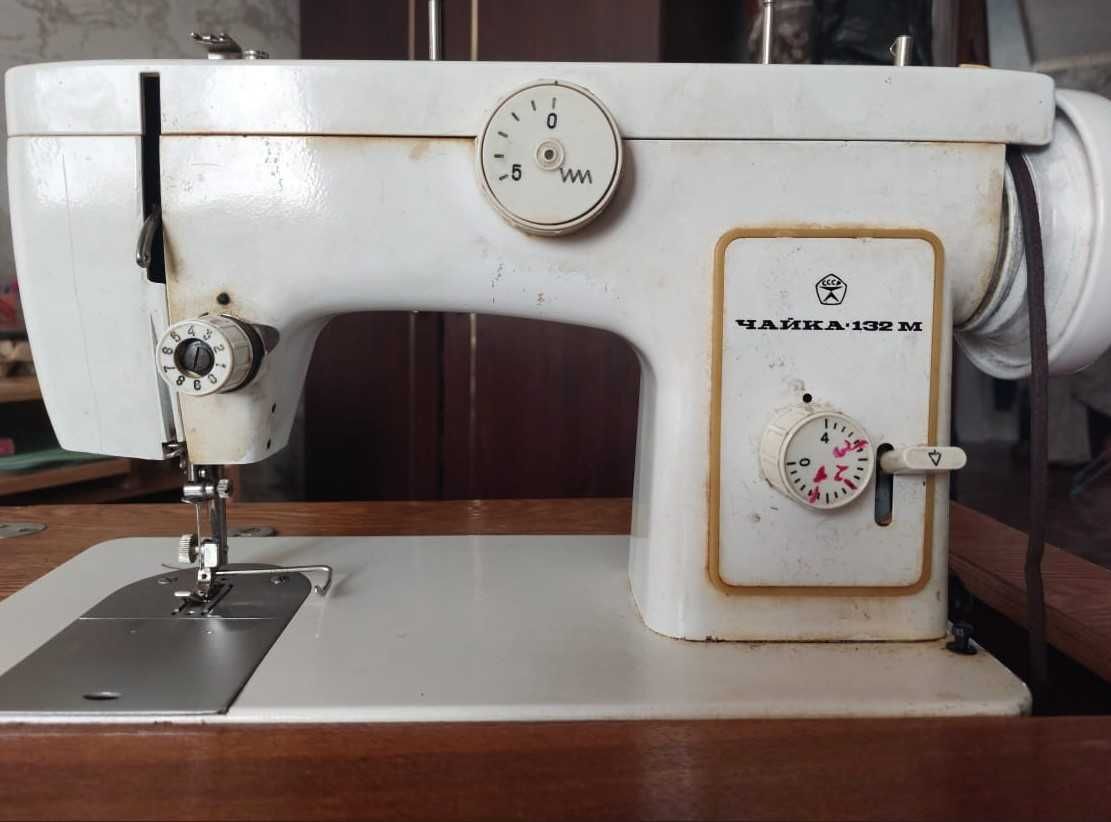 Продам швейную машину Чайка 132-М, б/у. Строчка и зигзаг. Стол-тумба