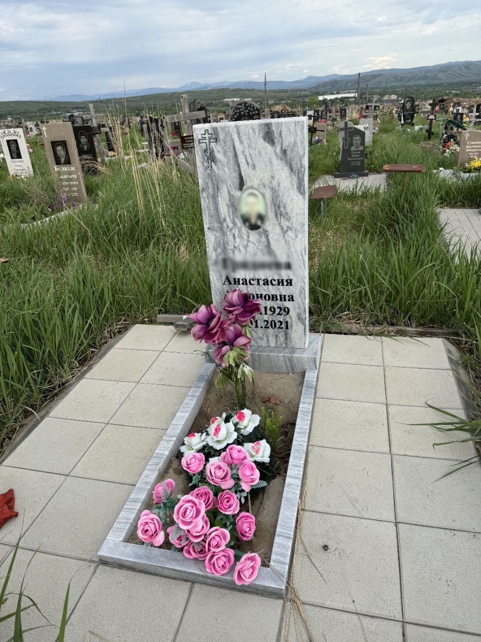 Памятники из натурального камня,  металлические кресты,  ограды