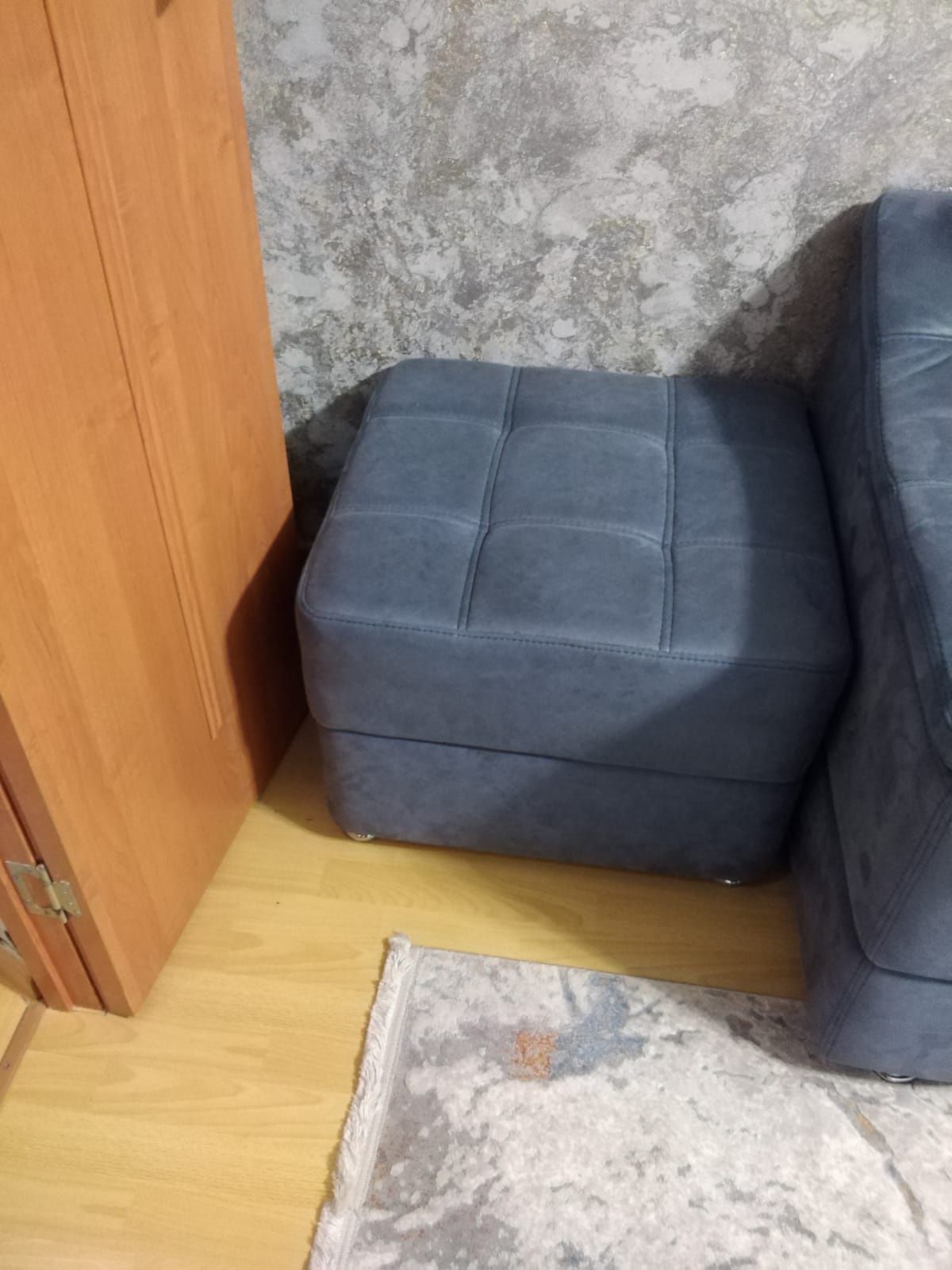 Продам диван , кресло,пуфик. Находится в  Куленовке