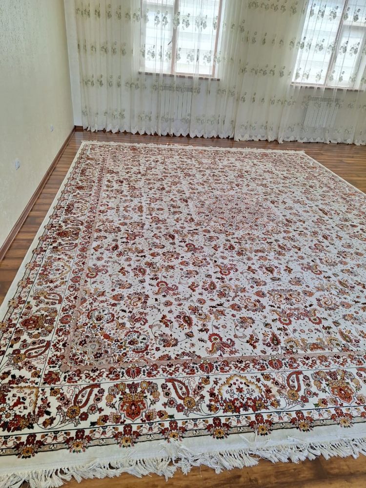 Ковёр из шерстяной материала