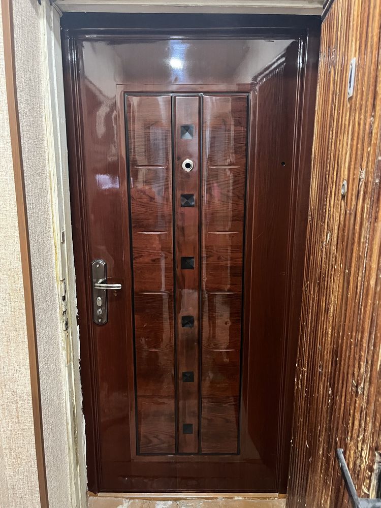 Наружная дверь в зорошем состояние