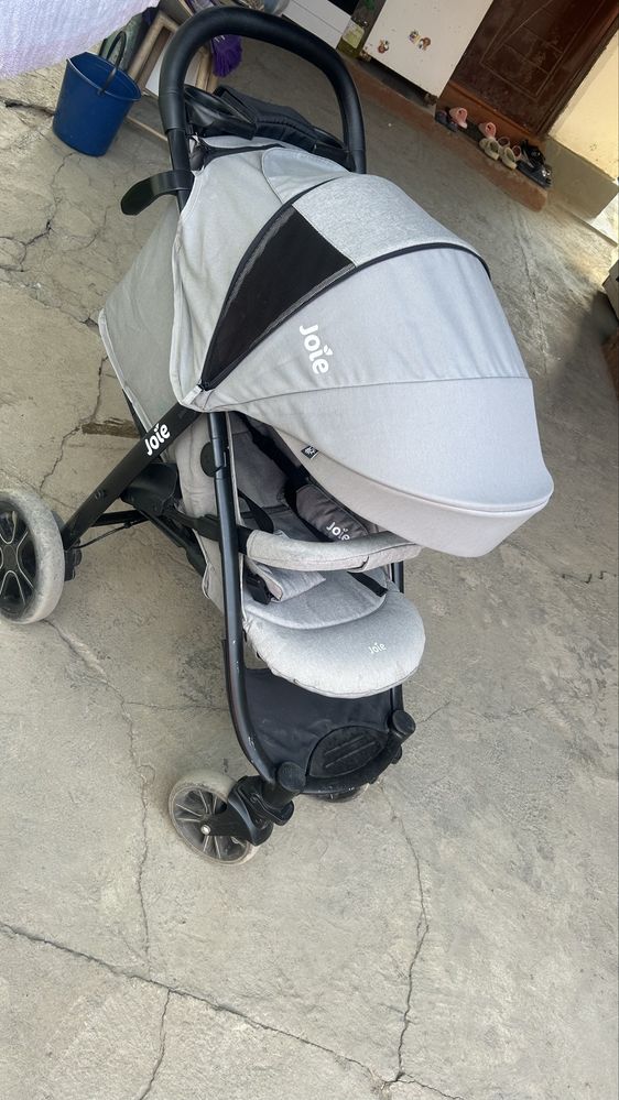 Продам коляску Joie