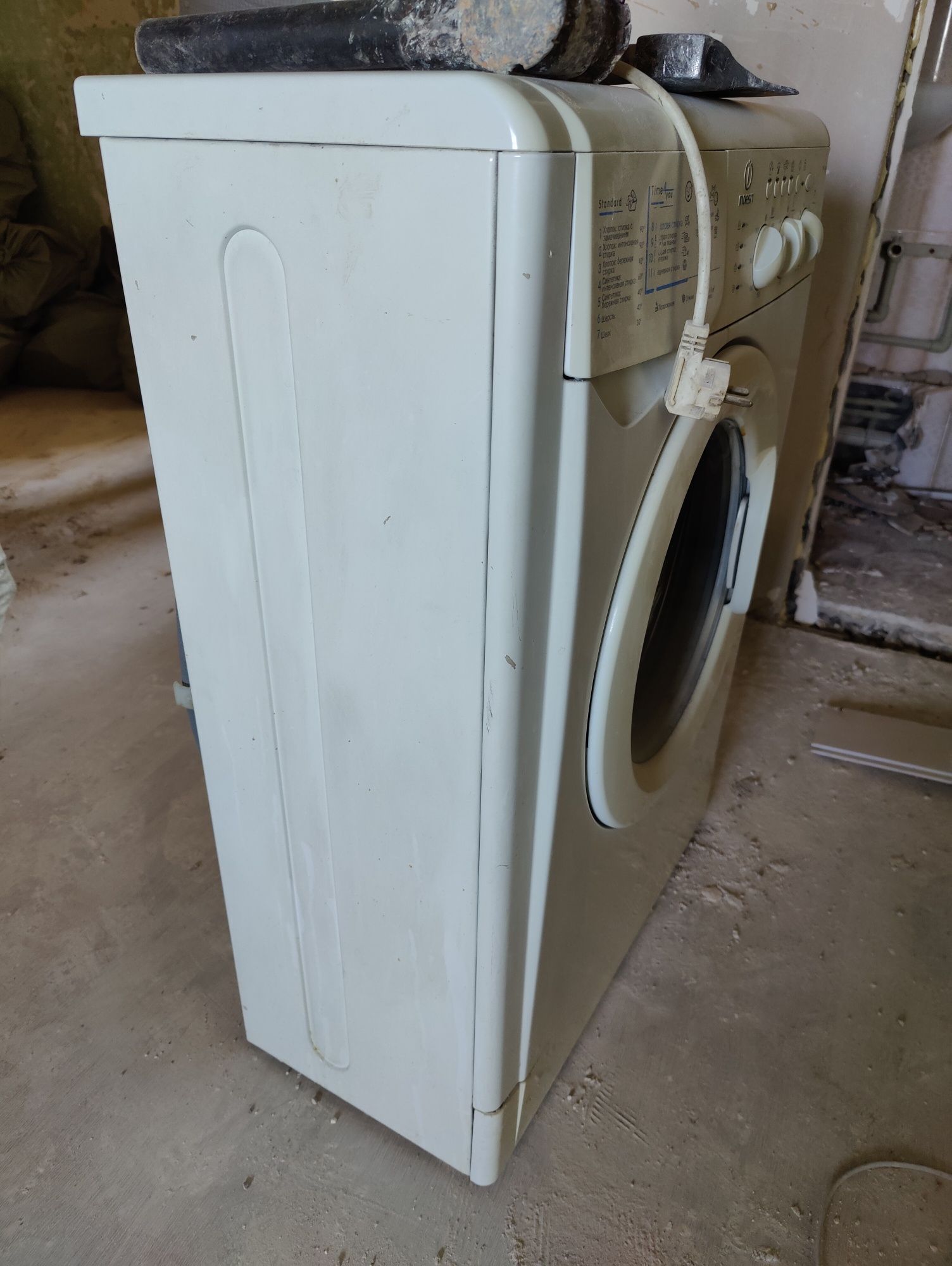 Стиральная машина indesit в хорошем состоянии, всё работает